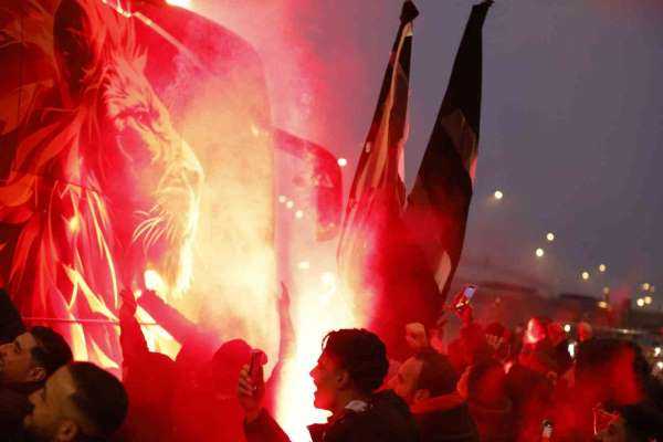 Galatasaray'a Amsterdam'da coşkulu karşılama