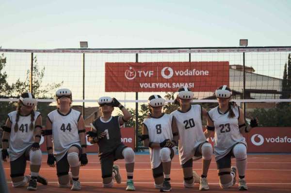 Malatyalı genç voleybolcular ve milli voleybolcular Vodafone 5.5G ile aynı sahada buluştu