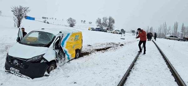Tokat'ta PTT aracına tren çarptı: 1 yaralı