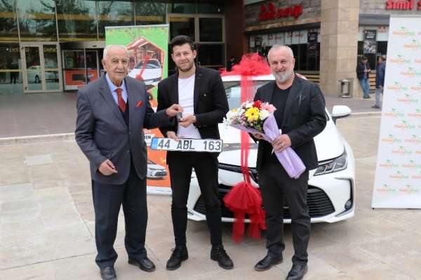 600 TL'lik alışveriş ile 200 bin TL değerindeki aracı kazandı 