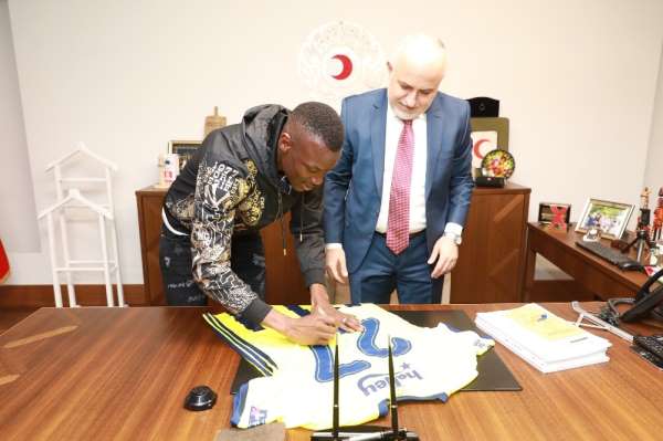 Fenerbahçeli golcü Mame Thiam'dan Kızılay'a işbirliği ziyareti