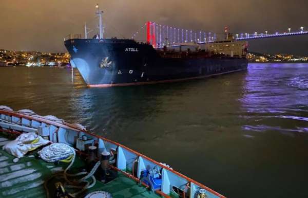 15 Temmuz Şehitler Köprüsü altında makine arızası yapan 183 metrelik ATOLL isimli tanker gemisi sürüklendi