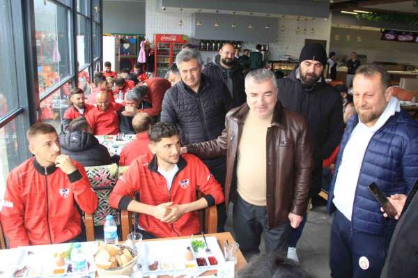 Başkan Özdemir: 'Belediye olarak takım ve futbolcularımızın yanındayız'