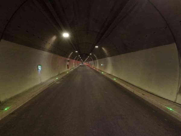 Dünyanın üçüncü, Avrupa'nın en uzun çift tüplü karayolu tüneli açılış için gün sayıyor