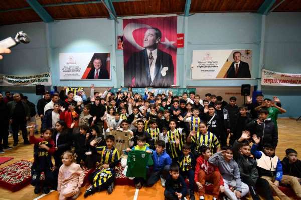 Fenerbahçeli futbolcu İsmail Yüksek, Bursa'da gençlerle buluştu
