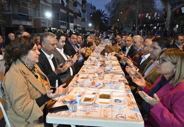 Muratpaşa'da ilk iftar yemeği Beş Şehitler Parkı'nda verildi