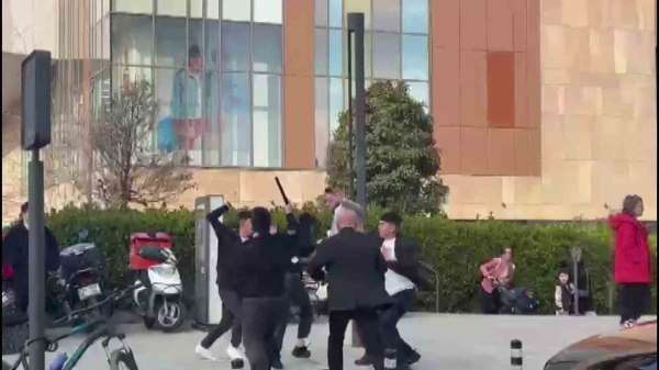 Maltepe'de AVM önünde bıçaklı kavga: 1 yaralı