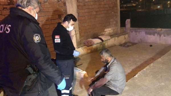 Evde alkol aldıkları arkadaşlarını bıçaklayıp kaçtılar