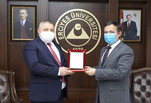 ERÜ Rektörü Çalış tıp literatürüne 3 yeni cerrahi tedavi yöntemi kazandıran Prof. Dr. Abdullah Demirtaş'ı tebr