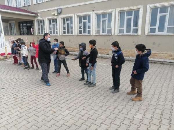 Van'daki köy okuluna spor malzemesi desteği