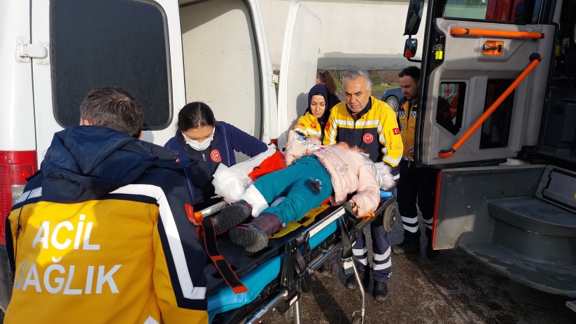 Samsun'da depremzede ailenin aracı tırla çarpıştı: 5 yaralı