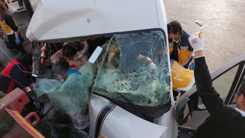 Samsun'da depremzede ailenin aracı tırla çarpıştı: 5 yaralı