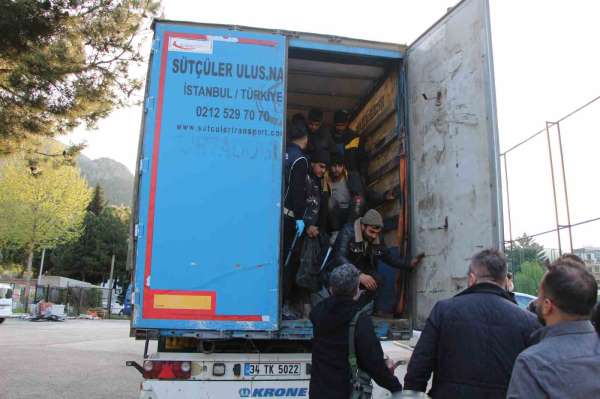 Amasya'da bakır yüklü tırda 64 kaçak göçmen yakalandı