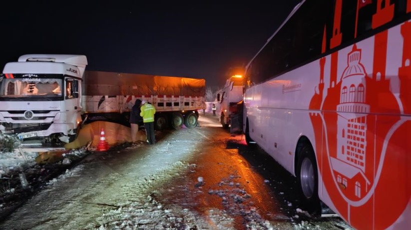 Samsun-Ankara yolunda otobüs ile tır çarpıştı: 5 yaralı