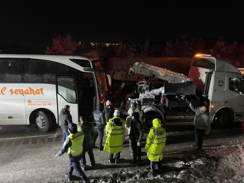 Samsun-Ankara yolunda otobüs ile tır çarpıştı: 5 yaralı