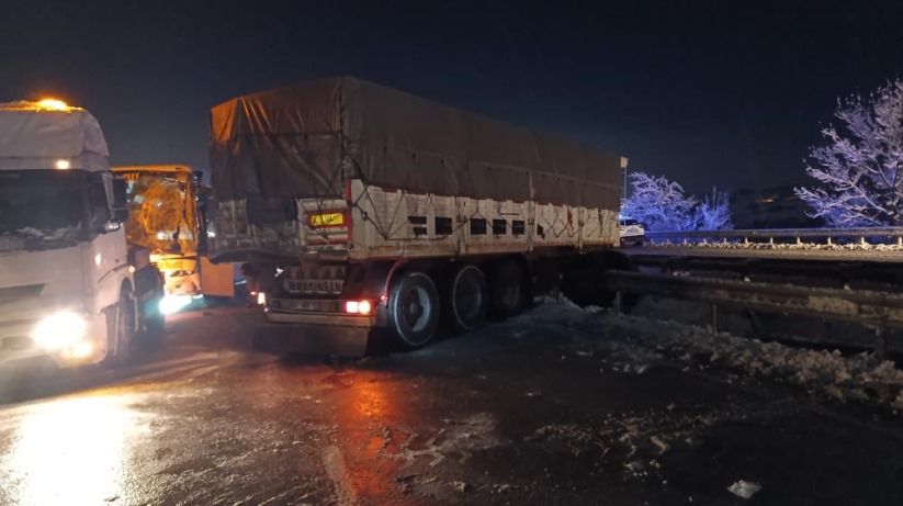 Samsun-Ankara yolunda otobüs ile tır çarpıştı: 5 yaralı