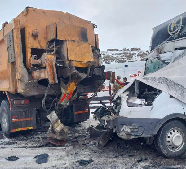 Ardahan'da trafik kazası: 1 ölü, 2 yaralı