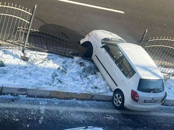 Elazığ'da gece etkili olan kar yağışı sabah kazalara neden oldu: 3 yaralı