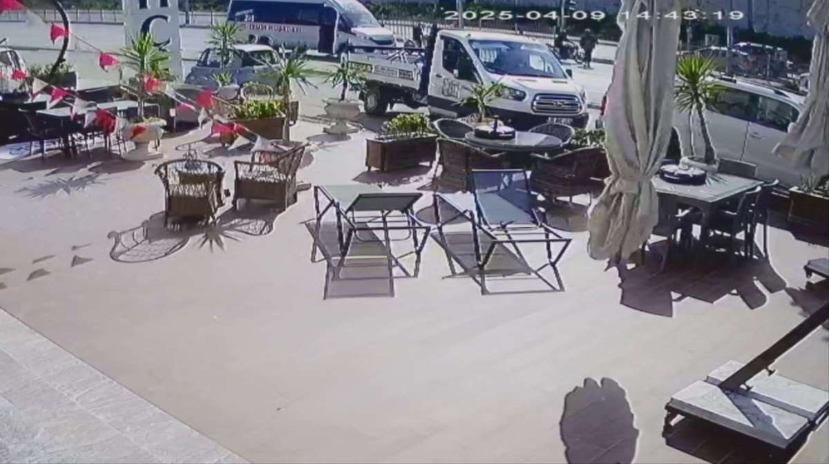 Kuşadası'nda kırmızı ışık ihlali kazayı beraberinde getirdi: 1 yaralı