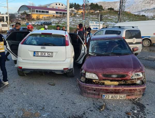 Malatya'da üç araçlı trafik kazası: 4 yaralı