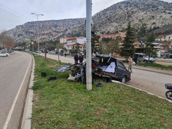 Nallıhan'da feci kaza: Fiat Tofaş araç ikiye bölündü