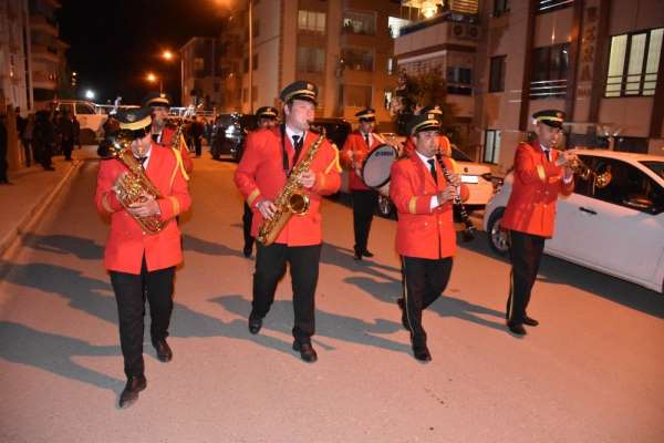 Amasya'da eğlence sokakta, vatandaşlar balkonda