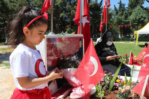 Tam kapanmadan muaf tutulan şehit aileleri çocuklarının mezarlarını ziyaret edip dualar ettiler