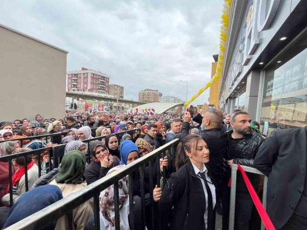 Bursa'da ucuzluk izdihamı...Birbirlerini ezip dükkanı talan ettiler