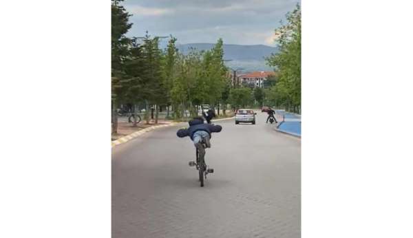 Isparta'da gençlerin tehlikeli bisiklet yolculuğu kazayla sonuçlandı