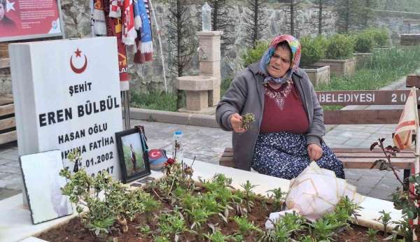 Eren Bülbül'ün annesi Ayşe Bülbül, PKK'nın silah bırakmasını değerlendirdi: 'Eren'ler şehit edilmesin, hiçbir