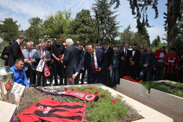 Gençlerbirliği camiası, İlhan Cavcav'ın mezarını ziyaret etti