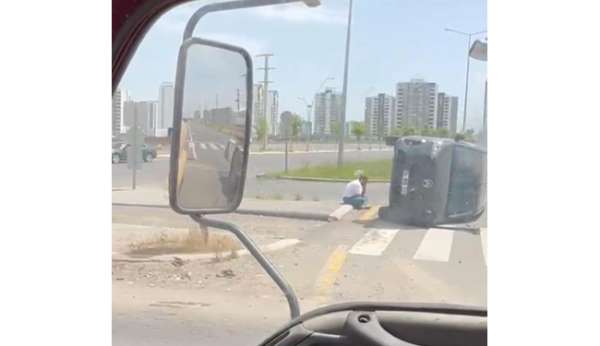Kaza geçiren sürücü yan yatan kamyonetinin başında bekledi
