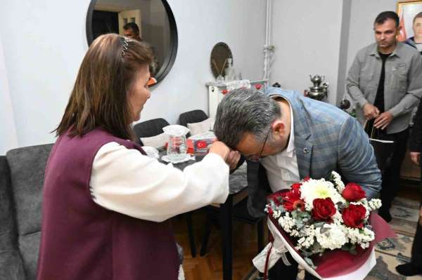Vali Aksoy'dan şehit annesine Anneler Günü ziyareti