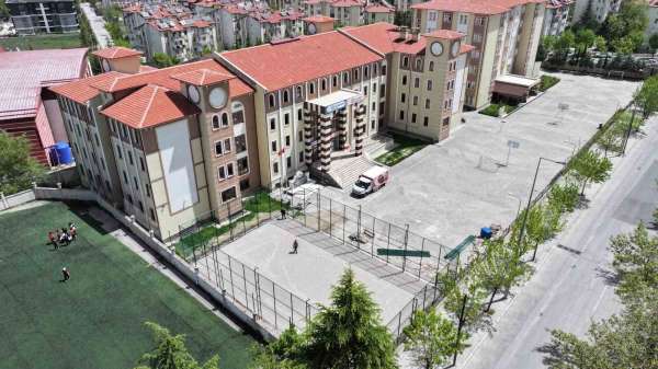 Isparta Belediyesi, 3 okula halı saha ve 1 okula kapalı spor salonu kazandırıyor