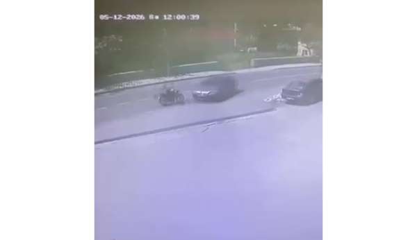 Otomobille çarpışan motosikletlinin kaza anı kameraya yansıdı
