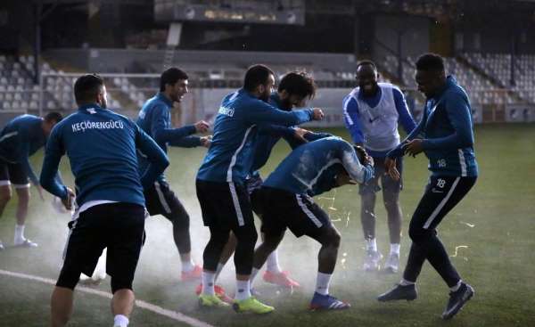 Keçiörengücü'nde unlu yumurtalı doğum günü sürprizi 