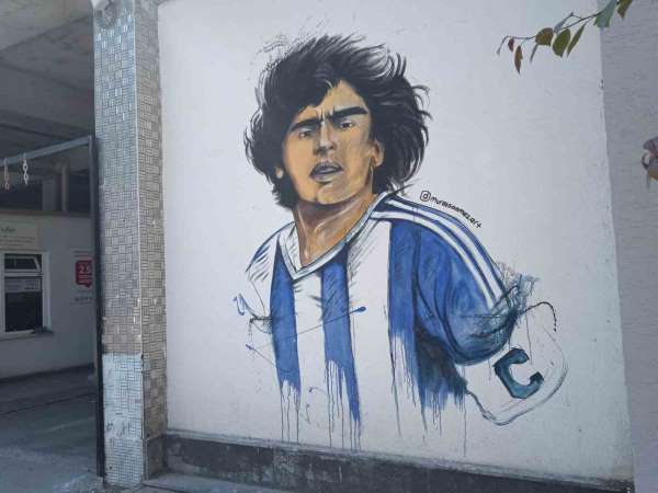 Efsane futbolcunun duvar resmi ilgi görüyor