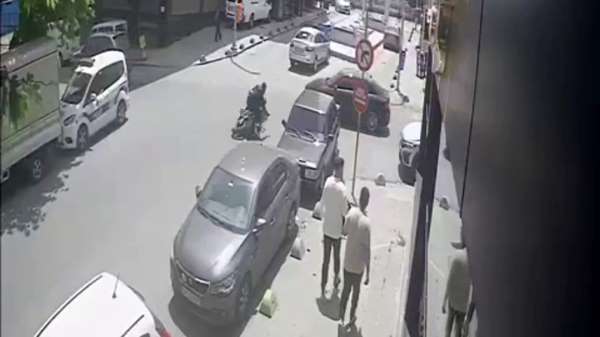 Sultangazi'de feci kaza kamerada: Motosikletlinin kaskı kafasından fırladı