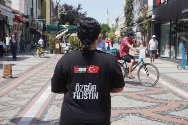 İsrail'in Filistin'e yönelik saldırılarını giydiği tişört ile protesto etti