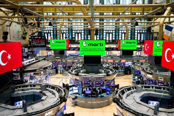 New York Borsası'nda, 150 bin sürücüye ulaşan Martı için Türk bayrağı asıldı