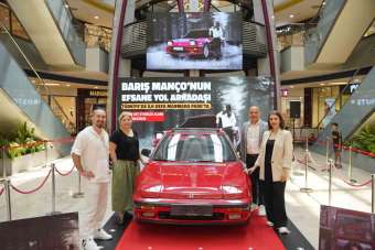 Barış Manço'nun kırmızı spor otomobili ziyaretçileriyle buluştu