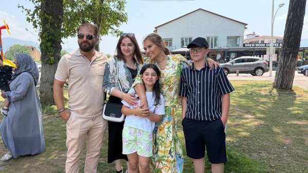 Demet Akalın'dan minik hayranına jest