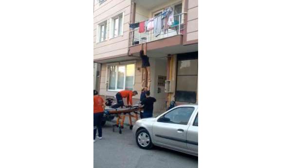 Doğalgazla intihar teşebbüsünü ihbar etti, balkondan atlayıp canına kıymaya kalktı