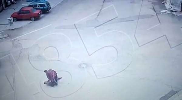 Engelli gence sokak ortasında saldırı