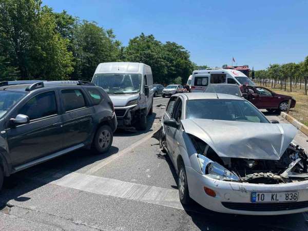 Balıkesir'de 6 aracın karıştığı zincirleme kaza: 2 yaralı