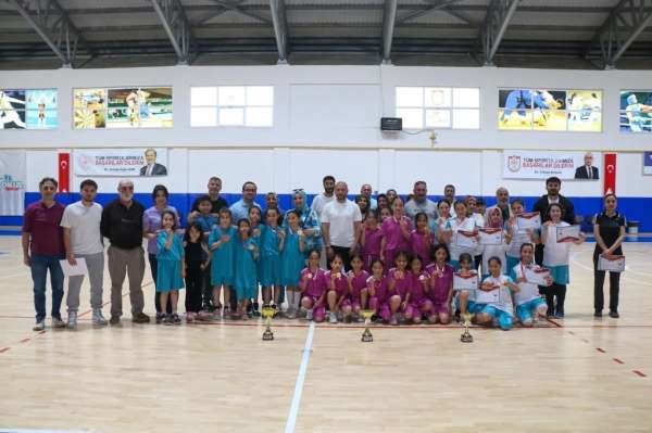 Basketbolda şampiyon Şeyh Şamil İlkokulu