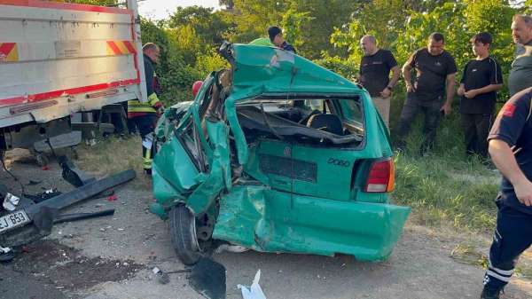 Ordu'da minibüs park halindeki araçlara çarptı: 3 yaralı