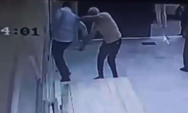 Cami müezzini bıçaklandı: O anlar kamerada