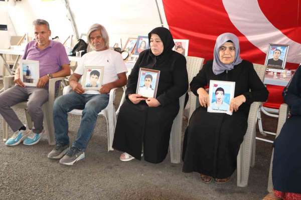 Diyarbakır anneleri terör örgütü PKK'nın silahları bırakmasını olumlu karşıladı