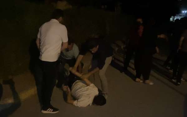 Eli bıçaklı genç polisin biber gazlı müdahalesiyle etkisiz hale getirildi